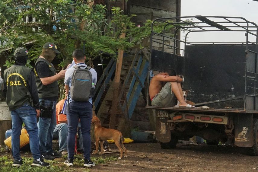 Un detenido se sienta en un camión bajo la vigilancia de la policía fronteriza en las afueras de Santa Fe, en la provincia de Darién, Panamá, el miércoles 7 de agosto de 2024. La policía arrestó a presuntos traficantes de migrantes chinos que ingresan por la selva de Darién en su camino a Estados Unidos. 