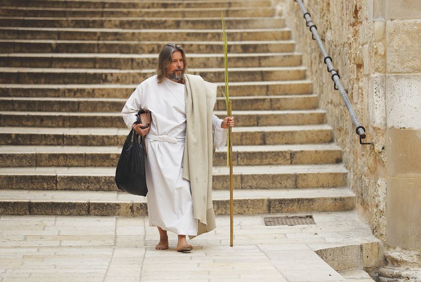 Un peregrino camina por la calles de Jerusalén.