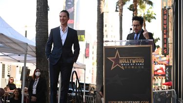 El director J.J. Abrams&nbsp; se dirige a los presentes durante la ceremonia de develación de la estrella que recibió el actor británico Benedict&nbsp;Cumberbatch en el Paseo de la Fama de Hollywood.&nbsp;