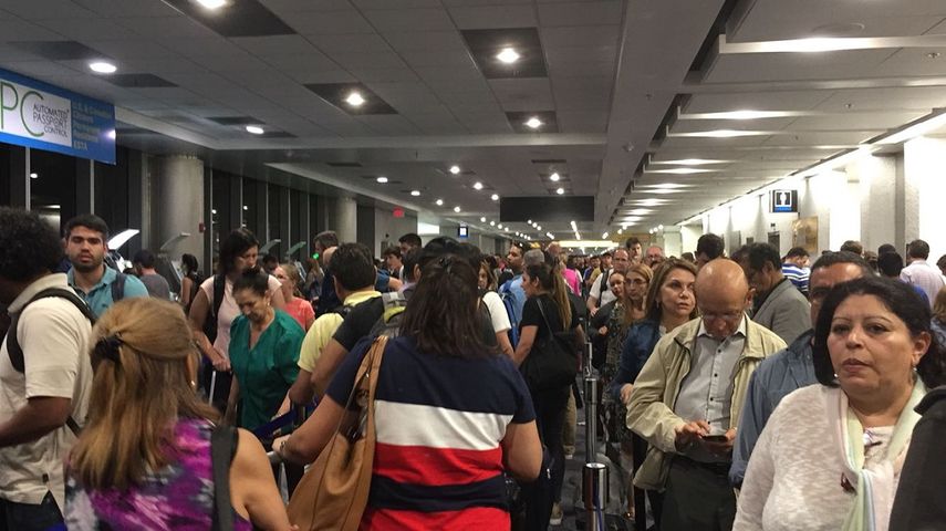 Largas filas y un retraso de aproximadamente dos horas se reportan este lunes 2 de enero en el aeropuerto internacional de Miami, por fallas en el sistema automatizado de Inmigración.