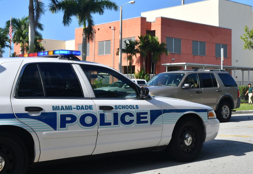 Un patrullero de la Polic&iacute;a escolar vigila la entrada a una escuela en Miami-Dade.