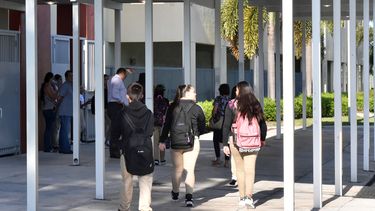 Los directivos del centro escolar que encontraron el arma dentro de la mochila de uno de los estudiantes.
