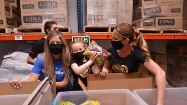 La presentadora de Corazones Guerreros, Natalia Denegri, trabajó en conjunto con Hasbro Toys, Global Empowerment Mission y Little Lighthouse Foundation, para preparar donaciones que se repartirán a centros comunitarios de asistencia a niños del sur de la Florida.&nbsp;