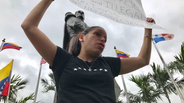 Una venezolana levanta un cartel en el que fija su pensamiento sobre las elecciones convocadas para antes del 30 de abril en su país.&nbsp;