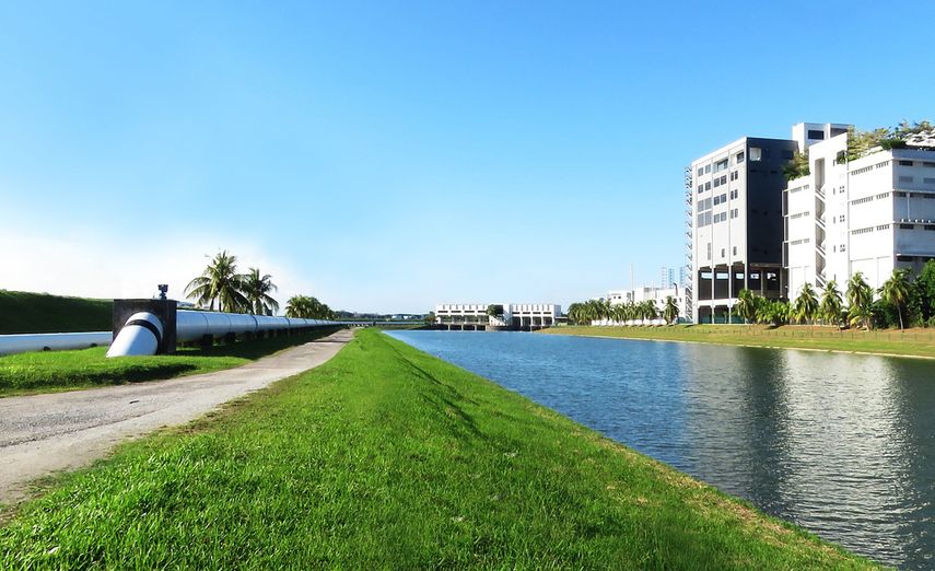 Vista parcial de una estación de bombeo de agua, en las afueras de Miami-Dade.