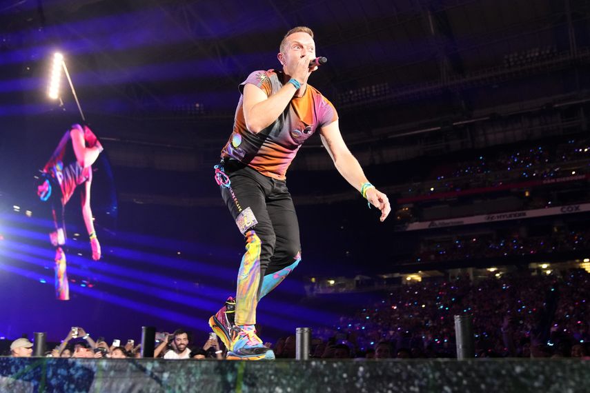 Chris Martin, de Coldplay, durante un concierto de su gira mundial Music of the Spheres el jueves 12 de mayo de 2022 en el State Farm Stadium en Glendale, Arizona.