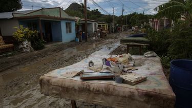 Un colchón y pertenencias personales se encuentran en una calle una semana después de que el huracán Oscar azotara la ciudad de Imías en la provincia de Guantánamo, Cuba, el martes 29 de octubre de 2024.