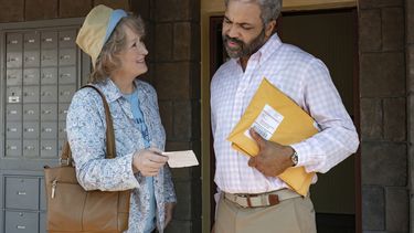Meryl Streep, a la izquierda, y Jeffrey Wright en una escena de la película de Netflix “The Laundromat, sobre los llamados Papeles de Panamá.
