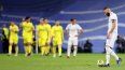 El delantero francés Karim Benzema se lamenta sobre la derrota del Real Madrid ante el Villarreal en el Santiago Bernabéu