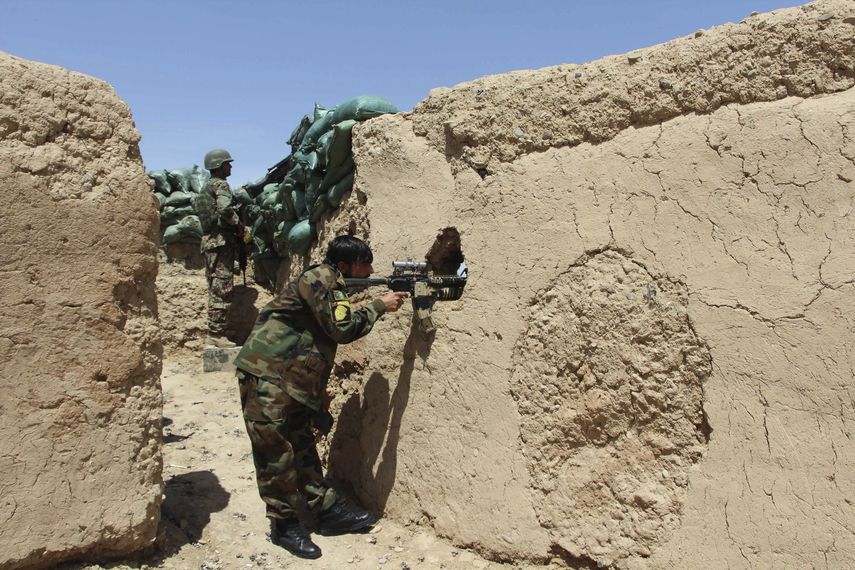 Soldados toman posiciones en el punto de control del área de Babaji, en la provincia de Helmand, Afganistán.&nbsp;