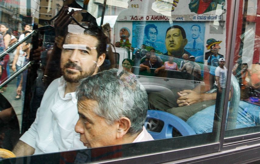 El exalcalde de San Cristóbal Daniel Ceballos (izq.) y el general retirado Ángel Vivas, vistos a través de la ventanilla de un autobús cuando eran trasladados para su liberación el 1 de junio de 2018, en Caracas, Venezuela.