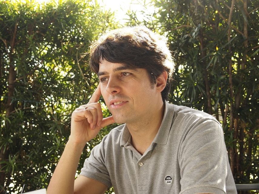 Corral es hijo de padre español y madre Belga, criado en Suiza y España y presenta este viernes en Books and Books un volúmen de relatos titulado Mientras crece el bosque. (CORTESÍA)