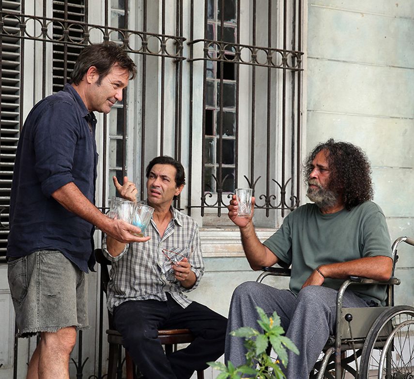 Los actores cubanos Jorge Perugorría (i), Jorge Martínez (c) y Luis Alberto García (d) durante el rodaje de una de las escenas en La Habana. (EFE)