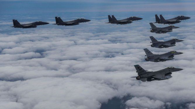 Aviones de combate F15 surcoreanos y F16 estadounidenses volando en formación.