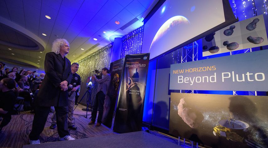 Foto cedida por la NASA que muestra al guitarrista Brian May, mientras observa el video de la canción que compuso para la misión New Horizons.