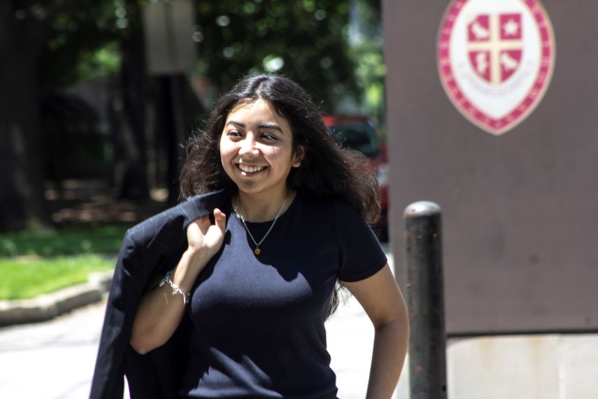Fotografía del 2 de junio de 2019, que muestra a la salvadoreña&nbsp;Astrid&nbsp;Guevara, de 20 años, mientras posa en la sede principal de la Universidad de Saint Thomas, en Houston (Texas).