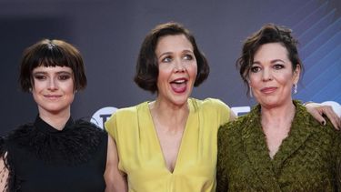 De izquierda a derecha, Jessie Buckley, Maggie Gyllenhaal y Olivia Colman durante el estreno de La niña perdida en el Festival de Cine de Londres, el 13 de octubre de 2021.&nbsp;