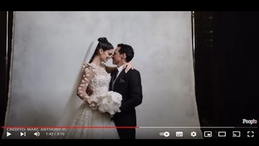 El cantante Marc Anthony y su esposa, la modelo y empresaria paraguaya Nadia Ferreira.