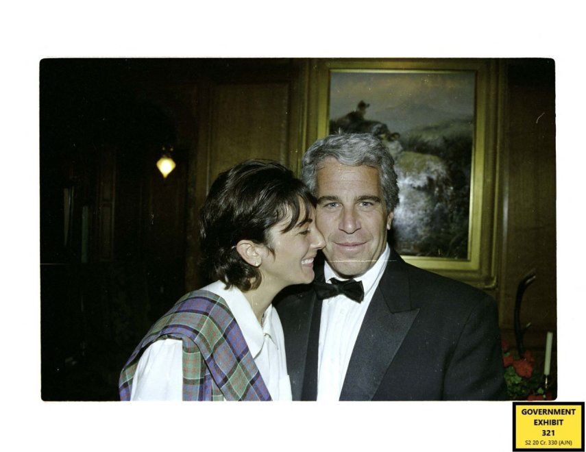 &nbsp;la socialité británica Ghislaine Maxwell y el financista estadounidense Jeffrey Epstein. Imagen sin fecha que fue evidencia de juicio en el Tribunal de Distrito de EEUU para el Distrito Sur de Nueva York.