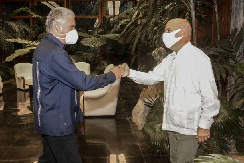 El gobernante cubano designado Miguel Díaz-Canel sostuvo un encuentro con el activista cubanoamericano Carlos Lazo