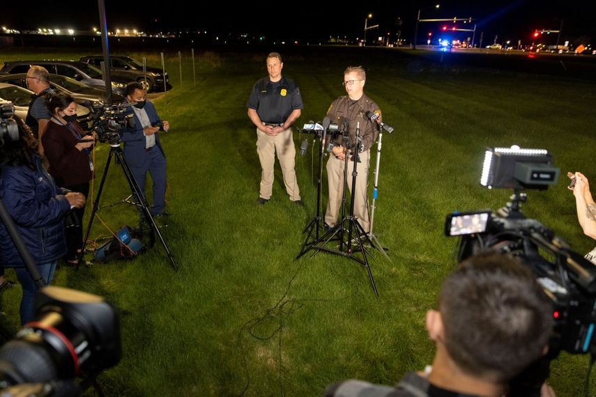 Kevin Pawlak, subjefe de policía del condado Brown, informa del tiroteo contra el Casino Oneida que dejó dos personas muertas, el 1 de mayo de 2021, en Wisconsin.