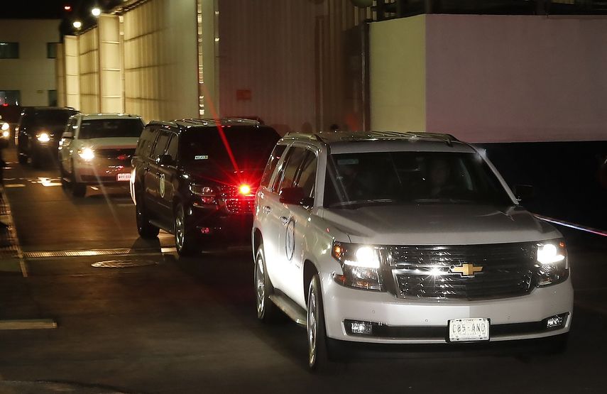 Una camioneta que transporta a Emilio Lozoya, exdirector de la petrolera estatal mexicana y acusado de recibir sobornos millonarios, encabeza una caravana de veh&iacute;culos al partir del aeropuerto internacional Benito Ju&aacute;rez en la Ciudad de M&eacute;xico, en los primeros minutos del viernes 17 de julio de 2020.&nbsp;