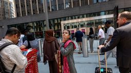 Migrantes esperan en fila para entrar al tribunal de inmigración en el Edificio Federal Jacob K. Javits, en la ciudad de Nueva York. Migrantes esperan en fila para entrar al tribunal de inmigración en el Edificio Federal Jacob K. Javits, en la ciudad de Nueva York.