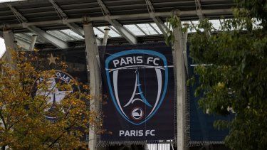 Esta fotografía tomada en París el 18 de octubre de 2024 muestra el logo del Paris FC en la fachada del estadio Charlety. La familia Arnault, propietaria del conglomerado de productos de lujo LVMH, está en negociaciones exclusivas para comprar una participación mayoritaria en el club de fútbol francés Paris FC en un acuerdo que permitirá al gigante de las bebidas energéticas Red Bull obtener una participación minoritaria. La esperanza es que el Paris FC pueda seguir desafiando a largo plazo al Paris Saint-Germain, que ha dominado el fútbol francés desde que fue adquirido por Catar Sports Investments en 2011.&nbsp;