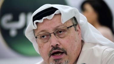 En esta foto del 15 de diciembre de 2014, el periodista saud&iacute; Jamal Khashoggi habla en conferencia de prensa en Manama, Bahr&eacute;in.