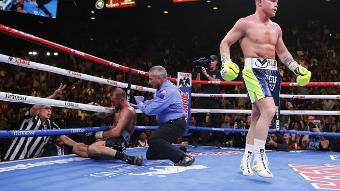El mexicano Saúl Canelo Álvarez camina a su esquina tras noquear al ruso Sergey Kovalev en una pelea por el cetro de los semipesados por la Organización Mundial de Boxeo, el sábado 2 de noviembre de 2019.&nbsp;