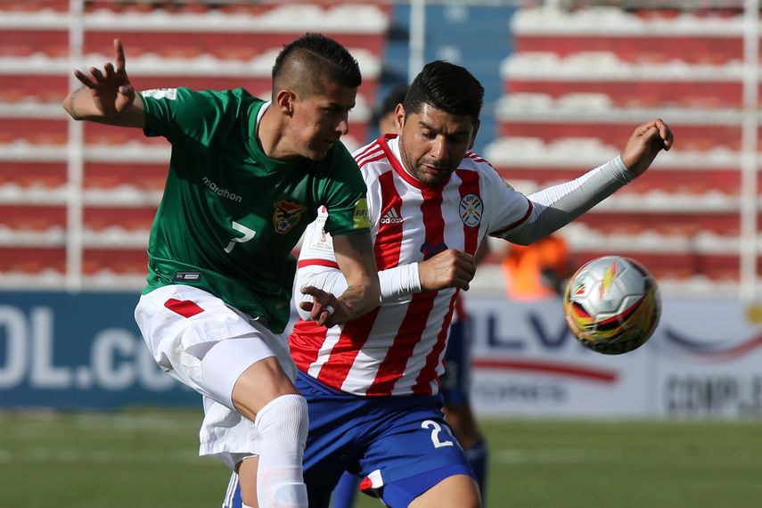 El jugador Juan Carlos Arce (izquierda) de&nbsp;Bolivia&nbsp;disputa el balón con Néstor Ortigoza (derecha) de Paraguay