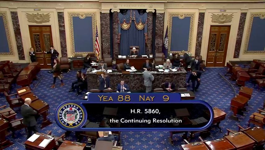 Resultado de la votación, 88-9, para un proyecto de ley de financiación temporal en el Senado, en el Capitolio de Washington, el sábado 30 de septiembre de 2023. (Senate Television vía AP)