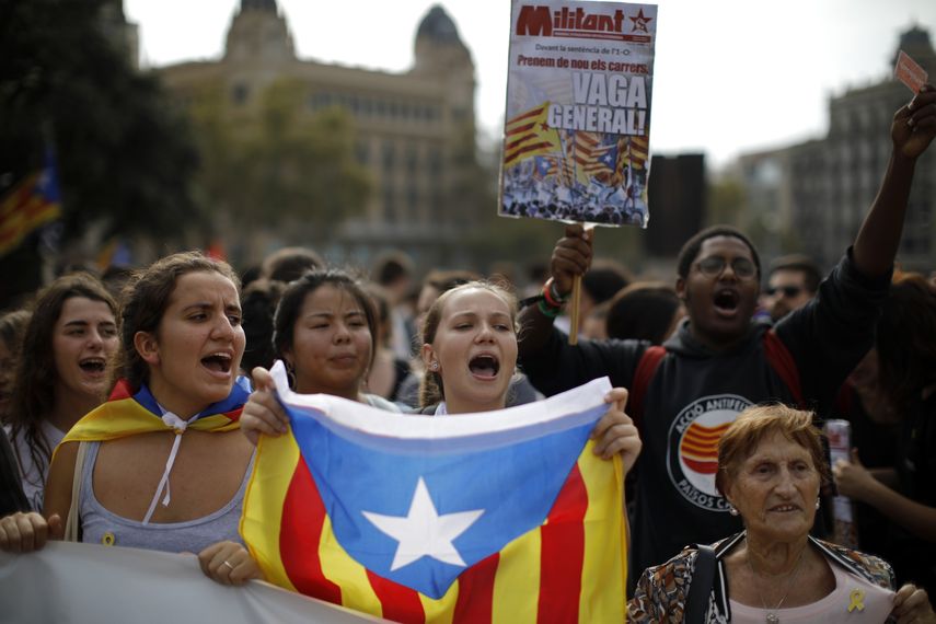 Varias personas protestan en Barcelona contra el fallo del Tribunal Supremo de Espa&ntilde;a que sentenci&oacute; a varios a&ntilde;os en prisi&oacute;n a 12 expol&iacute;ticos y activistas catalanes por su papel en el movimiento independentista de 2017.
