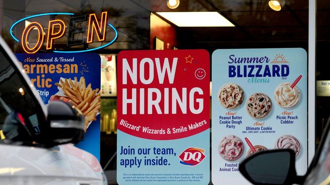 Letrero en un negocio indica la solicitud de empleados.