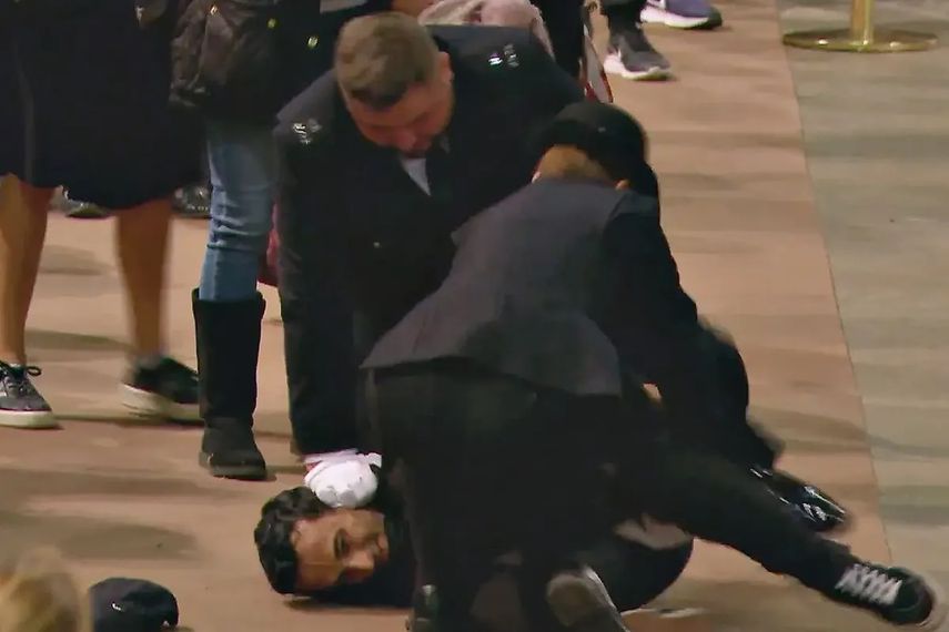 Hombre se acerca a féretro de la reina para ver si estaba muerta