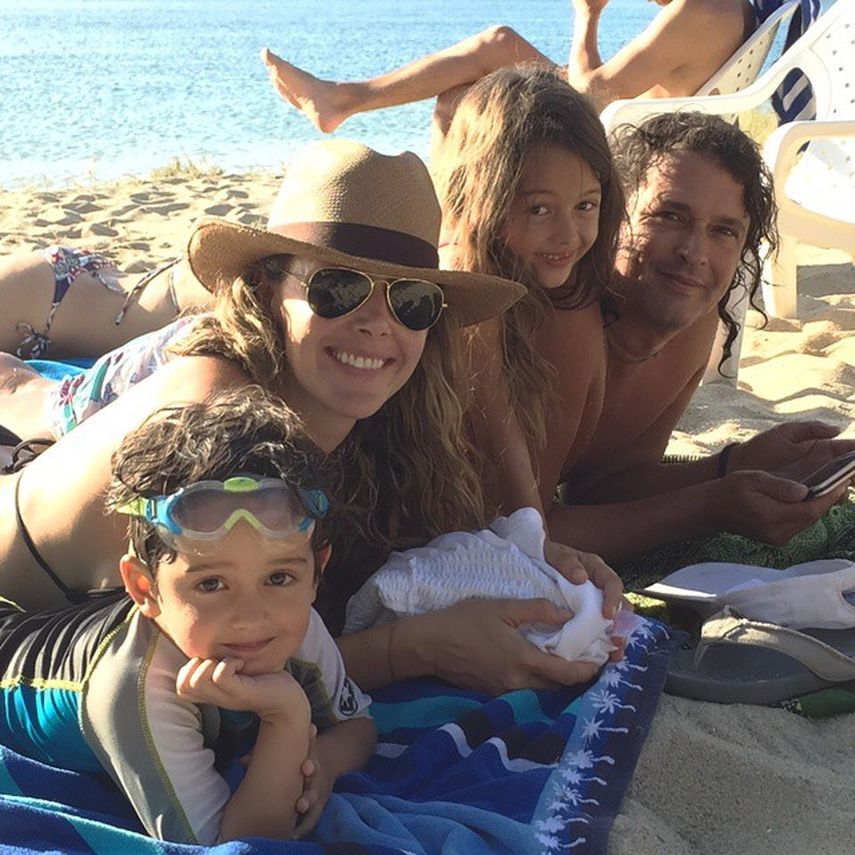 Carlos Vives posa junto a su familia en una playa cercana a Santa Marta, Colombia. (INSTAGRAM)