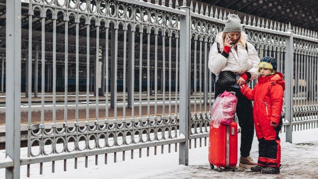 Una madre y su hijo caminan por un anden en la estación de tren de Kiev, a 1 de marzo de 2022, en Kiev (Ucrania).   - Diego Herrera / Europa Press