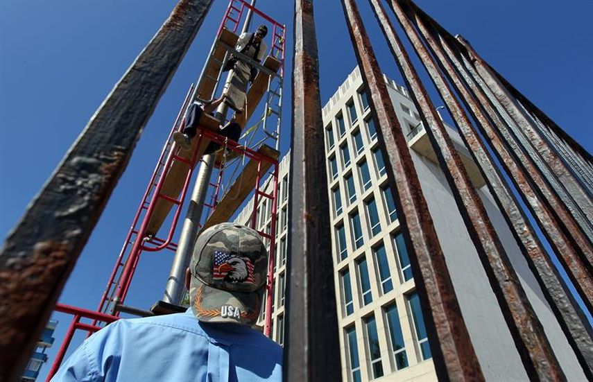 Varios trabajadores instalan en La Habana, el asta en la que ondeará la bandera estadounidense, frente a la embajada de EEUU. (EFE)