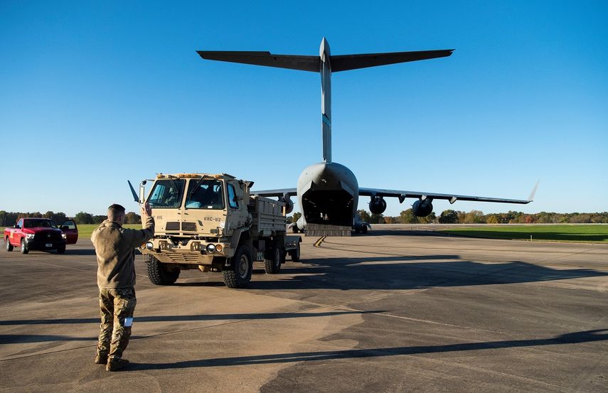 Soldados cargan un vehículo militar a bordo de un Super Hércules C-130J en Fort Knox, en Kentucky, EEUU, antes de dirigirse a la frontera con México.&nbsp;