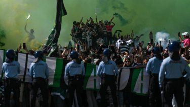 Seguidores del Sporting esperan por la llegada del bus de su equipo previo a un partido contra el Vitoria Guimaraes en el estadio Jose Alvalade de Lisboa, el 17 de mayo de 2025.