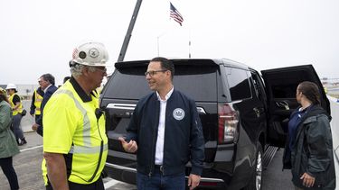 El gobernador de Pennsylvania, Josh Shapiro, derecha, habla con Robert Buckley, presidente de Buckley & Co. al anunciar la reapertura de la autopista interestatal I-95 en Filadelfia, viernes 23 de junio de 2023.&nbsp;