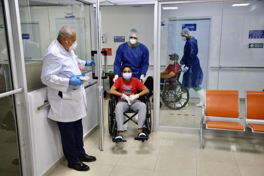 Este ni&ntilde;o de 12 a&ntilde;os y su padre, fueron de los primeros pacientes que se han recuperado en el Hospital Militar doctor Ram&oacute;n de Lara de la Fuerza A&eacute;rea Dominicana, gracias a la labor del personal del centro asistencial.&nbsp;