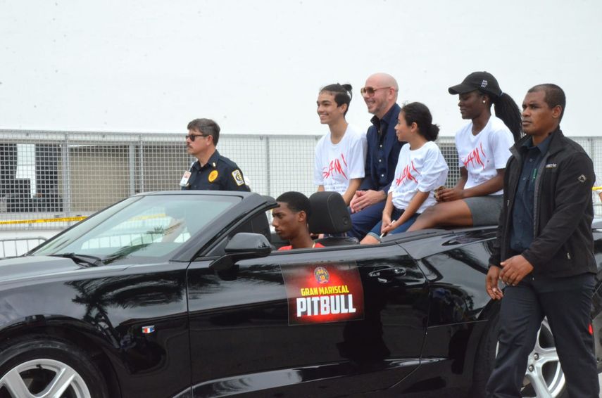 Pitbull fue el Gran Mariscal del desfile de los Reyes Magos en su 50ta edici&oacute;n.&nbsp;
