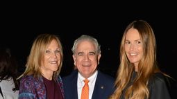 Carole Soffer, Harve A. Mogul, Presidente y CEO de United Way Miami-Dade, y Elle Macpherson.