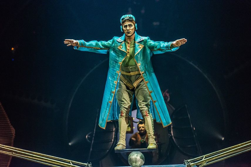 El colombiano James González realizando su acto, el Rola Bola. 