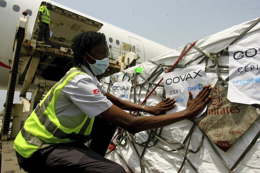 Un cargamento de vacunas contra el COVID-19 distribuidas por el mecanismo COVAX llega a Abiyán, Costa de Marfil, el viernes 25 de febrero de 2021.&nbsp;