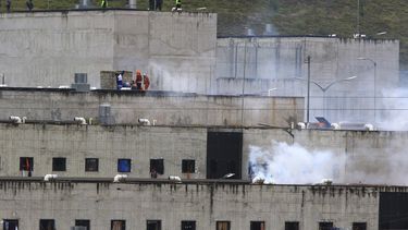 El gas lacrimógeno se eleva desde partes de la cárcel de Turi donde estalló un motín de reclusos en Cuenca, Ecuador, el martes 23 de febrero de 2021. Estallaron disturbios mortales en las cárceles de tres ciudades del país debido a peleas entre bandas rivales, según la policía. 