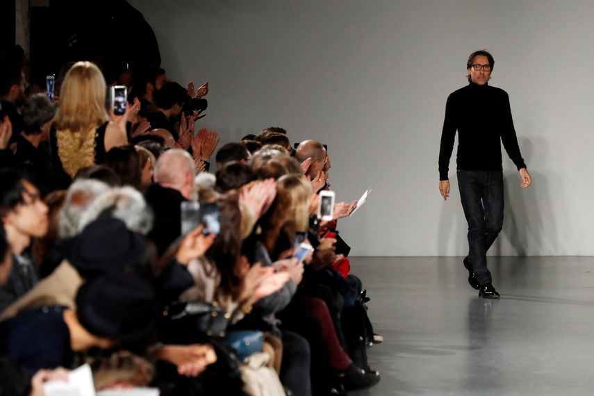 El diseñador francés&nbsp;Christophe Josse&nbsp;saluda después del desfile de su colección.