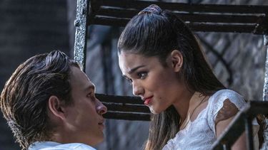 En esta imagen difundida por 20th Century Studios, Ansel Elgort como Tony, izquierda, y Rachel Zegler como María en una escena de West Side Story.&nbsp;