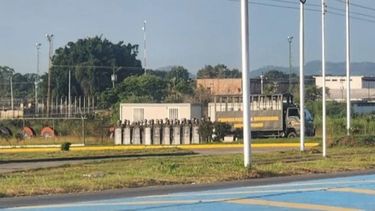 Momento en que el régimen de Nicolás Maduro traslada a más de 700 presos políticos a los centros penitenciarios de Tocuyito y Tocorón, el 31 de agosto de 2024.